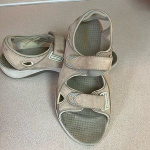 Merrill women’s sandals (size 9) sandals; leather upper - preowned